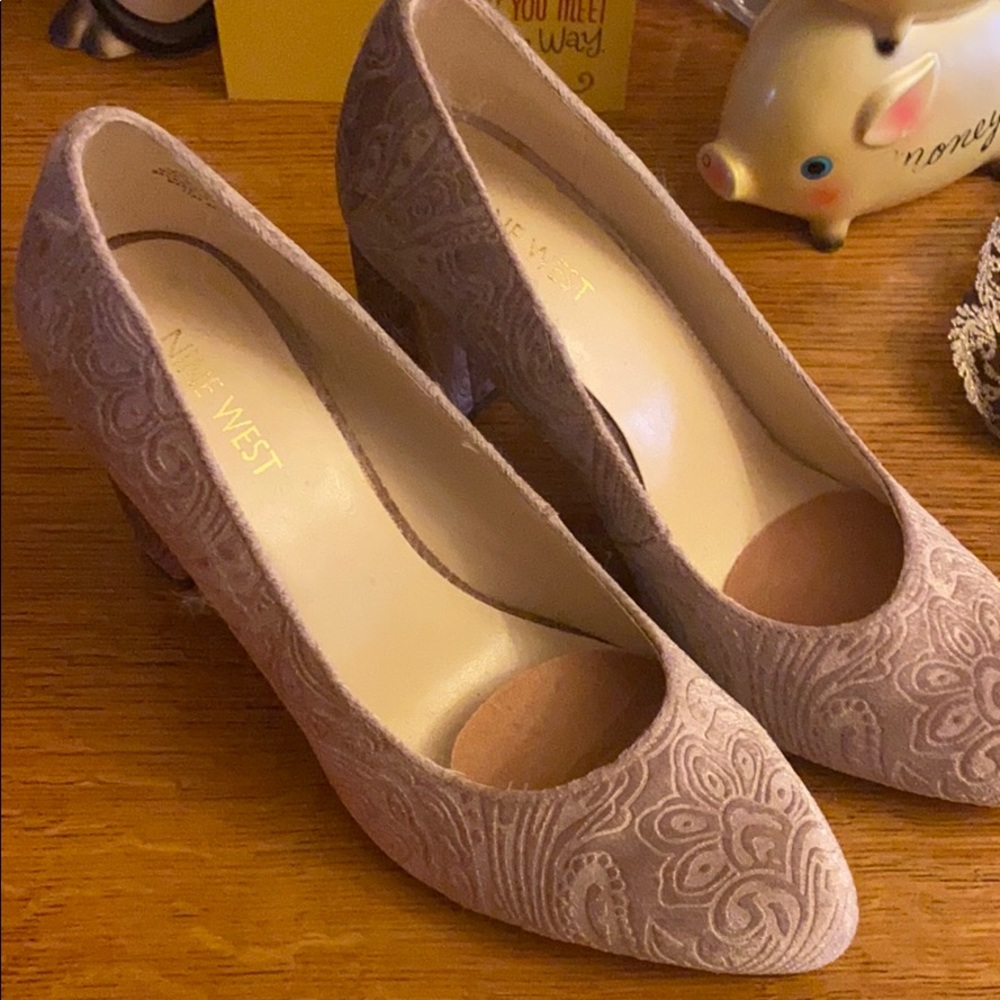 Women’s Mauve Velvet Nine West Shoe